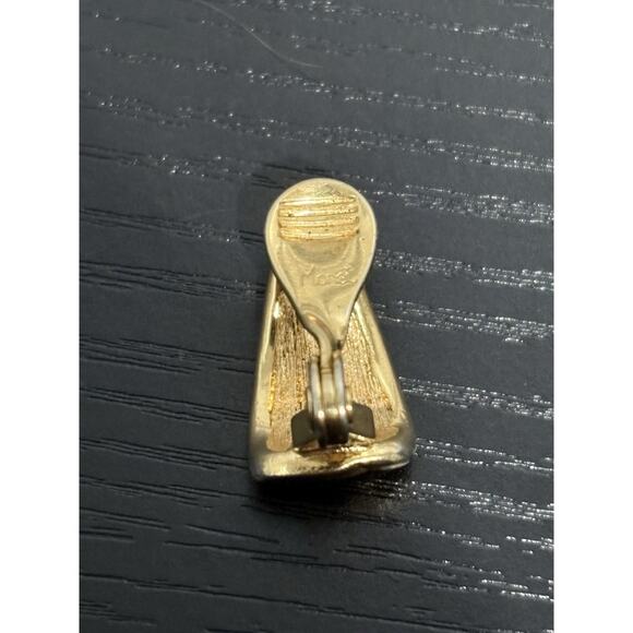 Vintage 80s Monet Gold-Tone & Navy Blue Classic Geometric Design Clip-On Earring - Picture 3 of 3